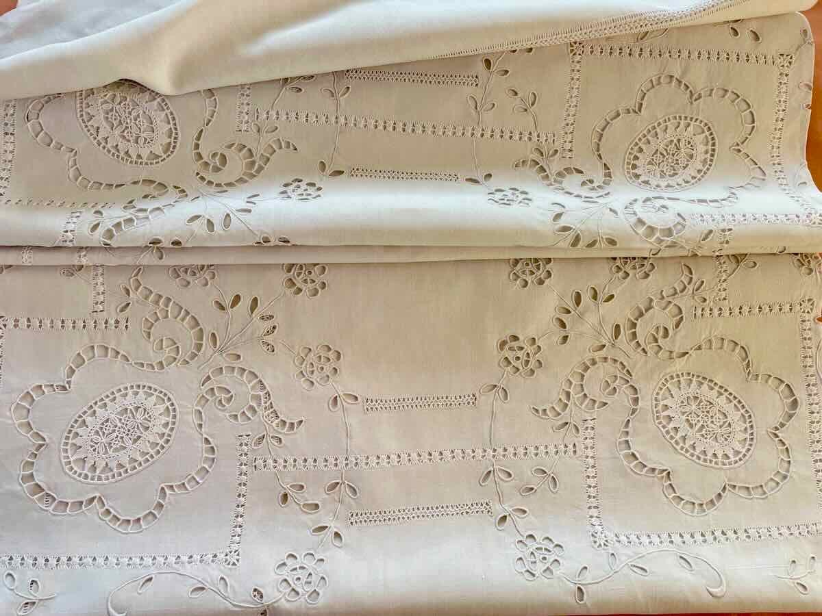 Merveilleuse Nappe Avec Imposante Broderie  Sur Toile De Lin  Fin- Linge Ancien