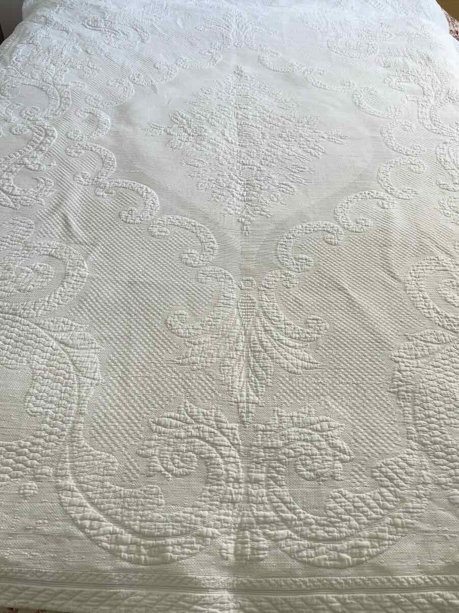 Superbe Couverture En Piqué  Marseillais, Bonne Tenue,  Beaux Motifs  en Relief - Linge Ancien-photo-2