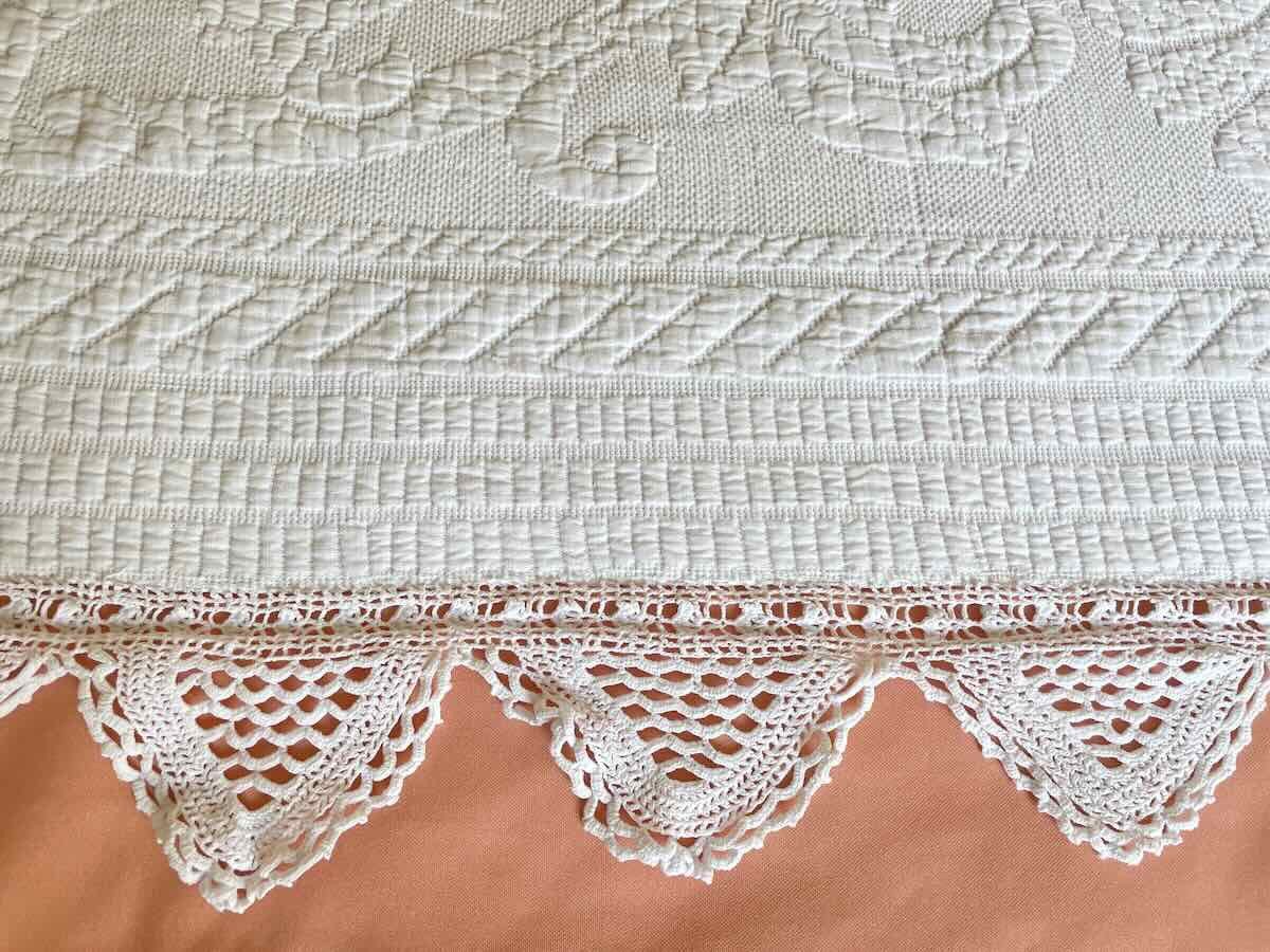 Superbe Couverture En Piqué  Marseillais, Bonne Tenue,  Beaux Motifs  en Relief - Linge Ancien-photo-3