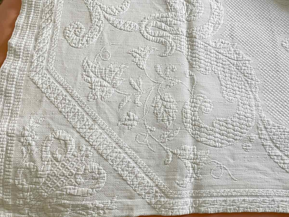 Superbe Couverture En Piqué  Marseillais, Bonne Tenue,  Beaux Motifs  en Relief - Linge Ancien-photo-4