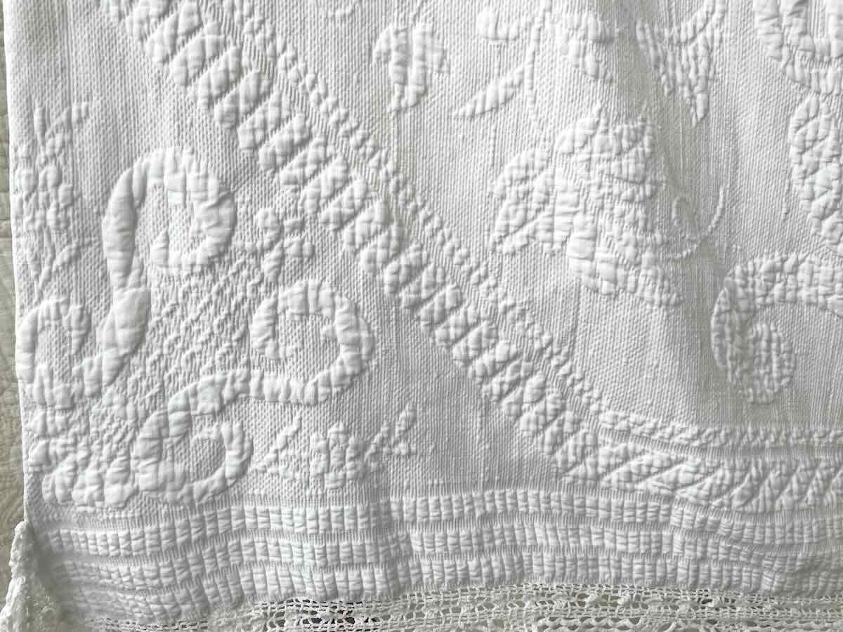 Superbe Couverture En Piqué  Marseillais, Bonne Tenue,  Beaux Motifs  en Relief - Linge Ancien-photo-1