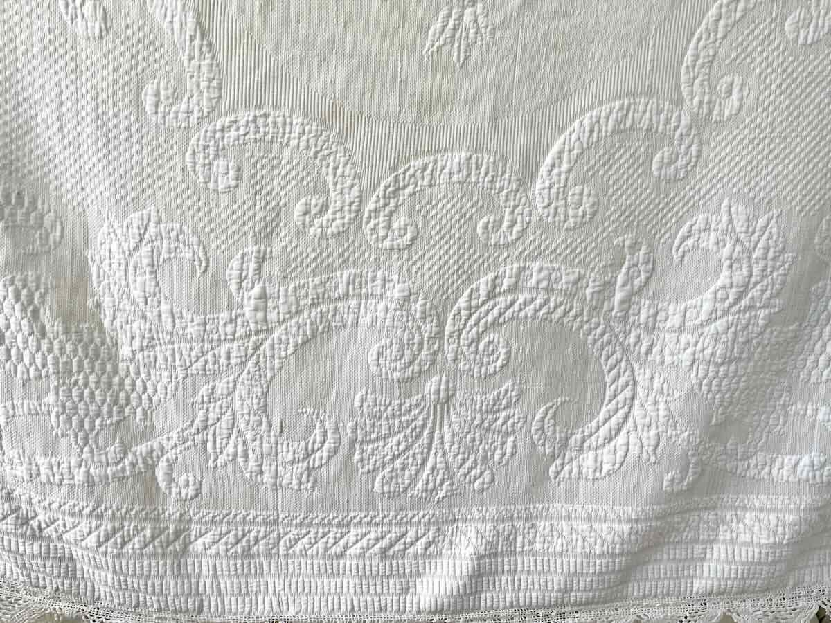 Superbe Couverture En Piqué  Marseillais, Bonne Tenue,  Beaux Motifs  en Relief - Linge Ancien-photo-2