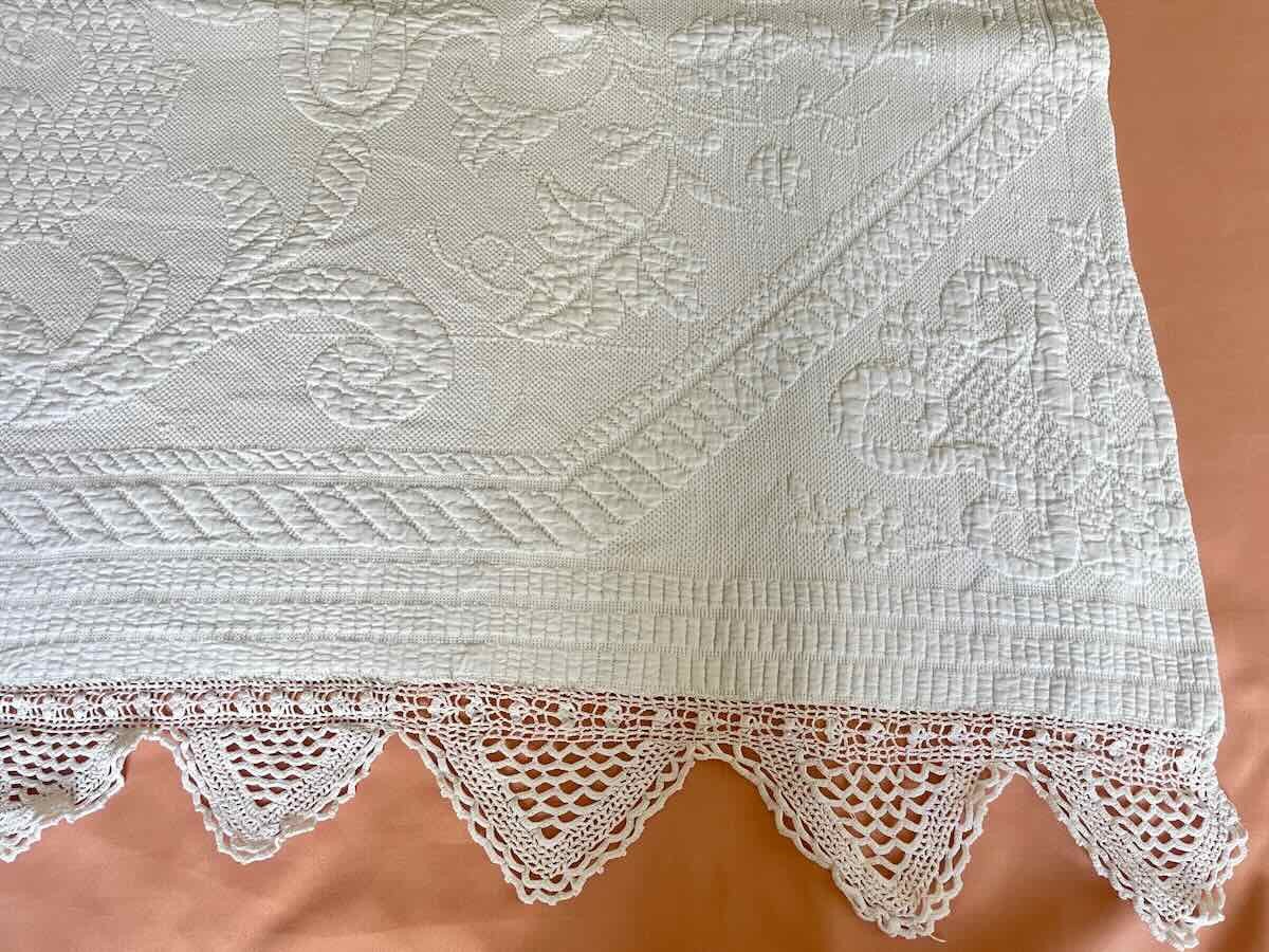 Superbe Couverture En Piqué  Marseillais, Bonne Tenue,  Beaux Motifs  en Relief - Linge Ancien-photo-4