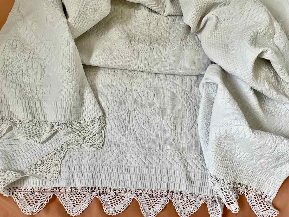 Superbe Couverture En Piqué  Marseillais, Bonne Tenue,  Beaux Motifs  en Relief - Linge Ancien