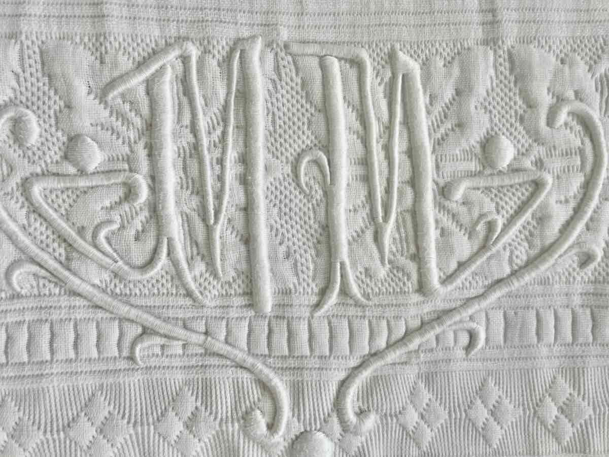 Large Marseille Piqué Blanket, Beautiful Relief, 2 Mm Monograms, Lace - Old Linen-photo-2