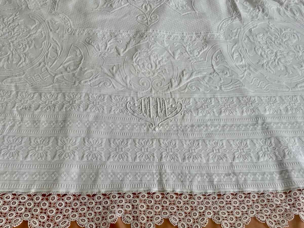 Large Marseille Piqué Blanket, Beautiful Relief, 2 Mm Monograms, Lace - Old Linen-photo-4