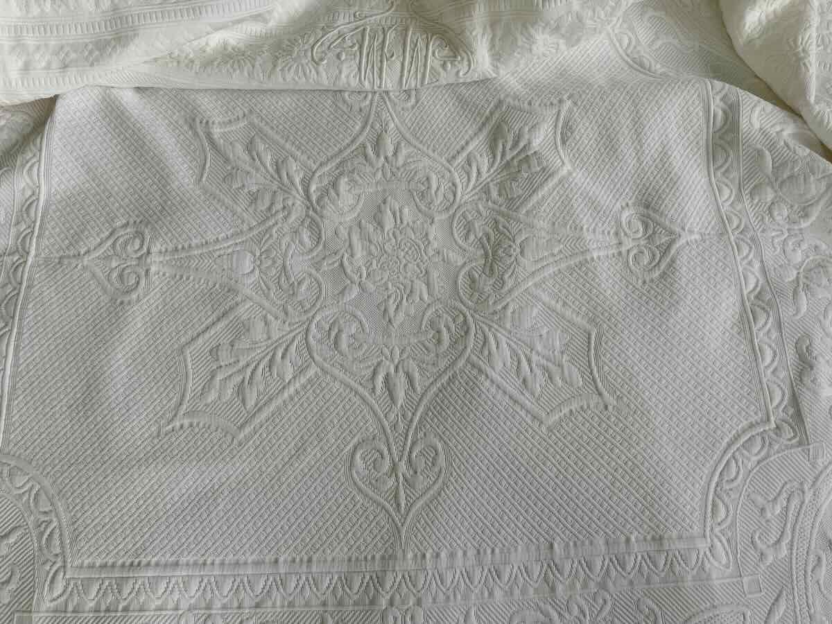 Large Marseille Piqué Blanket, Beautiful Relief, 2 Mm Monograms, Lace - Old Linen-photo-1