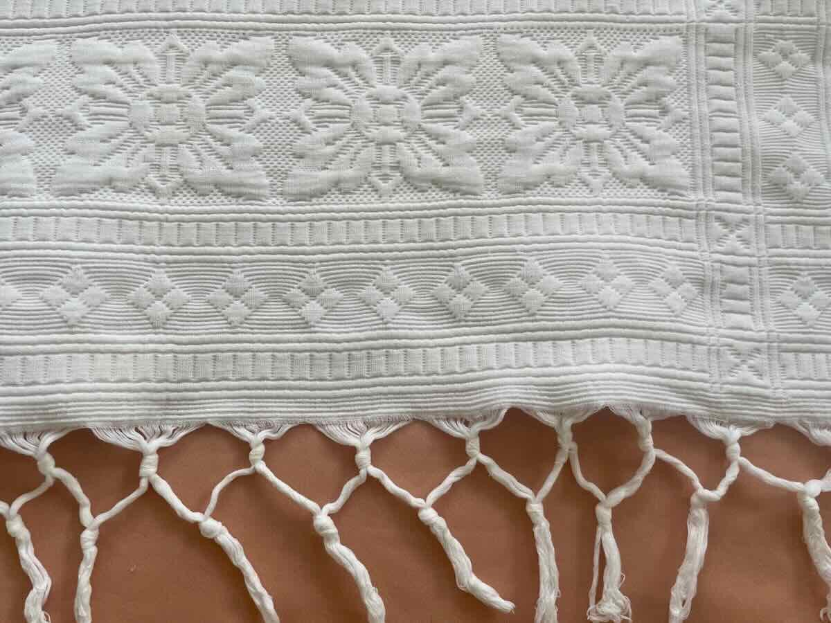 Large Marseille Piqué Blanket, Beautiful Relief, 2 Mm Monograms, Lace - Old Linen-photo-2