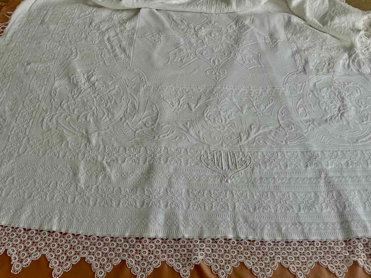 Large Marseille Piqué Blanket, Beautiful Relief, 2 Mm Monograms, Lace - Old Linen-photo-3