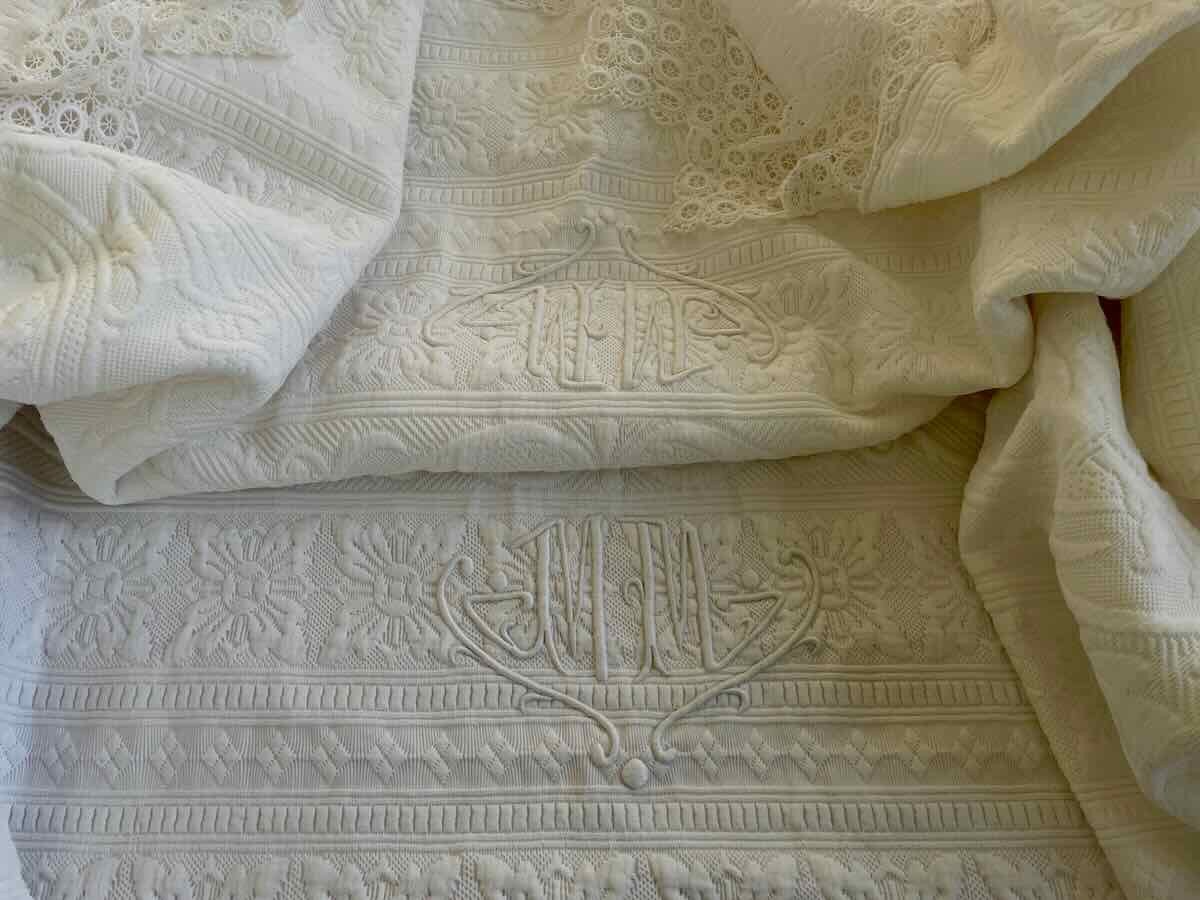 Large Marseille Piqué Blanket, Beautiful Relief, 2 Mm Monograms, Lace - Old Linen-photo-4