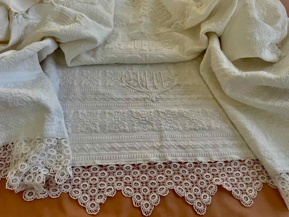 Large Marseille Piqué Blanket, Beautiful Relief, 2 Mm Monograms, Lace - Old Linen