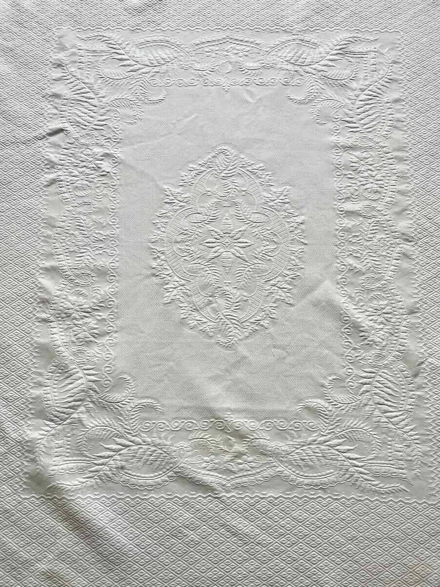 Beautiful Flat Pique Quilt With English Lace Ruffle - Antique Linen-photo-3