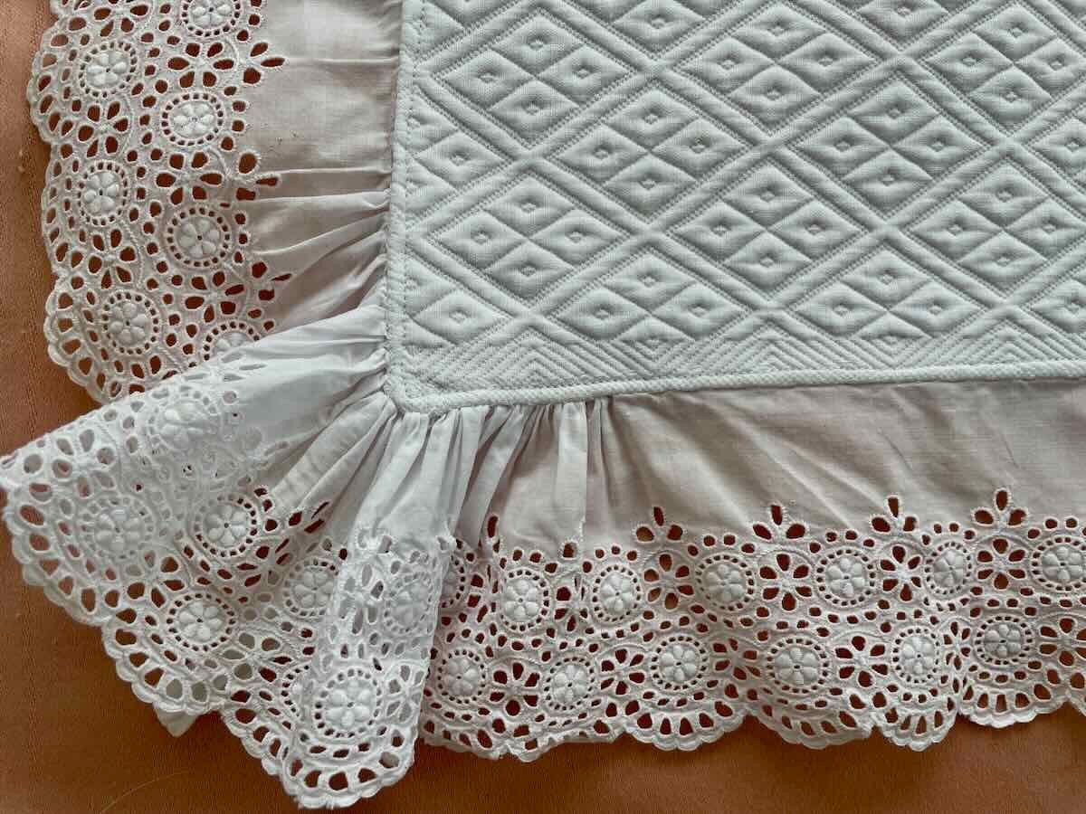 Beautiful Flat Pique Quilt With English Lace Ruffle - Antique Linen-photo-4