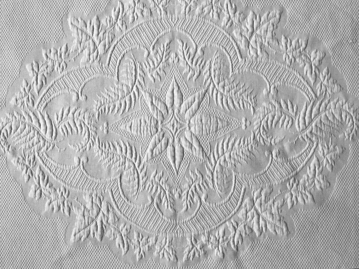 Beautiful Flat Pique Quilt With English Lace Ruffle - Antique Linen-photo-1