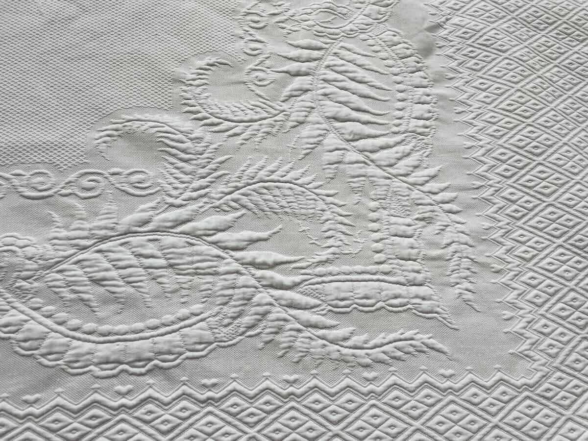 Beautiful Flat Pique Quilt With English Lace Ruffle - Antique Linen-photo-2