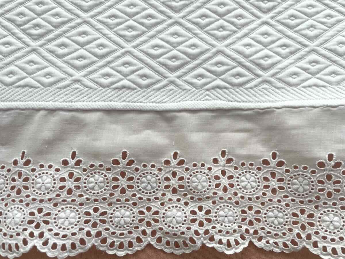 Beautiful Flat Pique Quilt With English Lace Ruffle - Antique Linen-photo-3