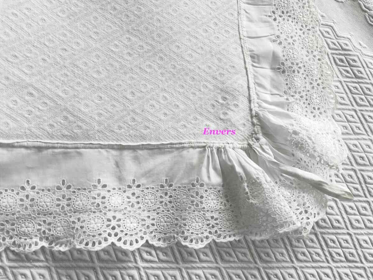 Beautiful Flat Pique Quilt With English Lace Ruffle - Antique Linen-photo-4