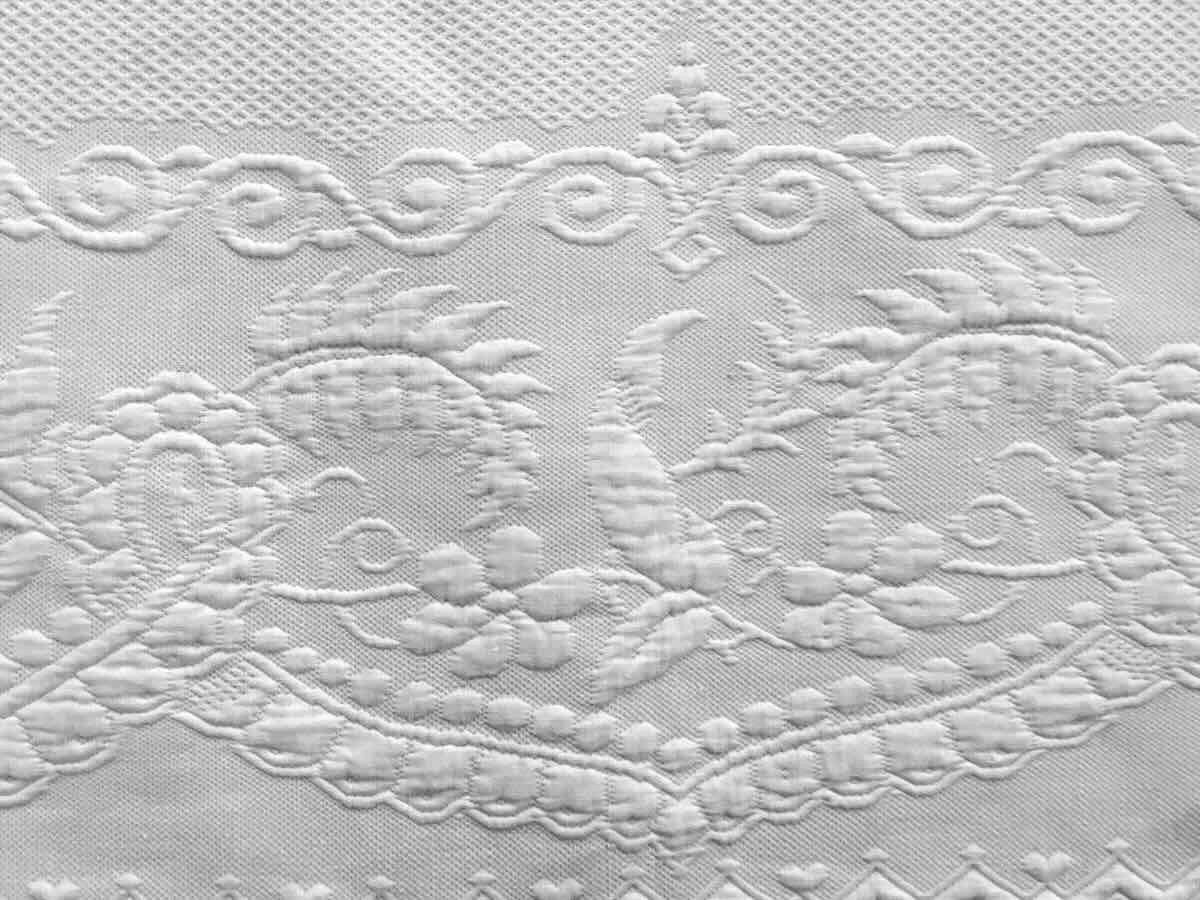 Beautiful Flat Pique Quilt With English Lace Ruffle - Antique Linen-photo-5