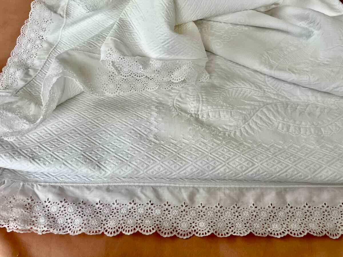 Beautiful Flat Pique Quilt With English Lace Ruffle - Antique Linen-photo-6