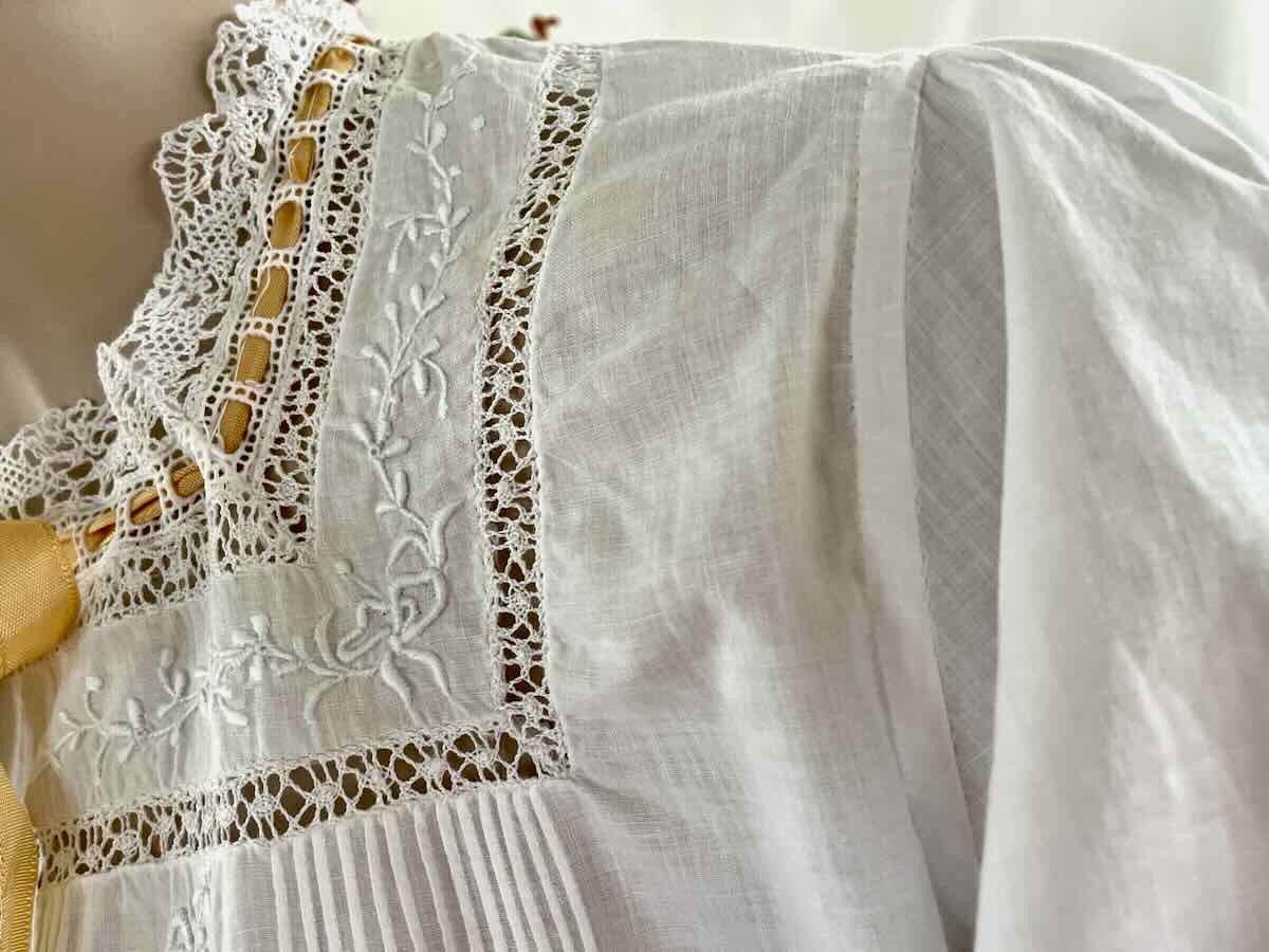 Beautiful Nightdress: Lace, Hand Embroidery On Fine Percale - Antique Linen-photo-3