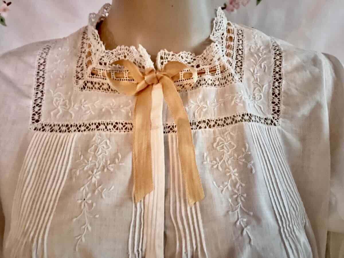 Beautiful Nightdress: Lace, Hand Embroidery On Fine Percale - Antique Linen