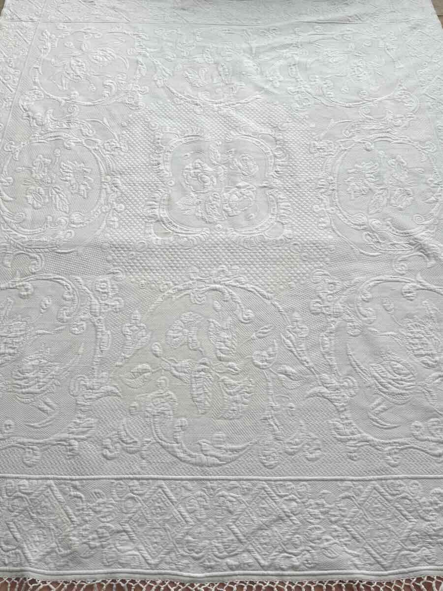 Superbe Couverture En Piqué Blanc, Imposant Relief : Motifs Floraux Et Arabesques- Linge Ancien-photo-2