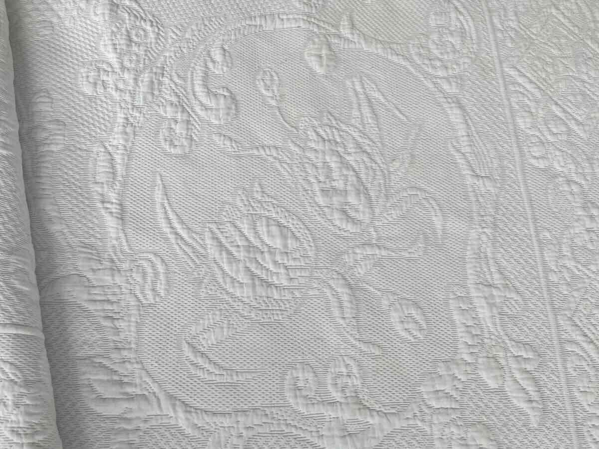 Superbe Couverture En Piqué Blanc, Imposant Relief : Motifs Floraux Et Arabesques- Linge Ancien-photo-3