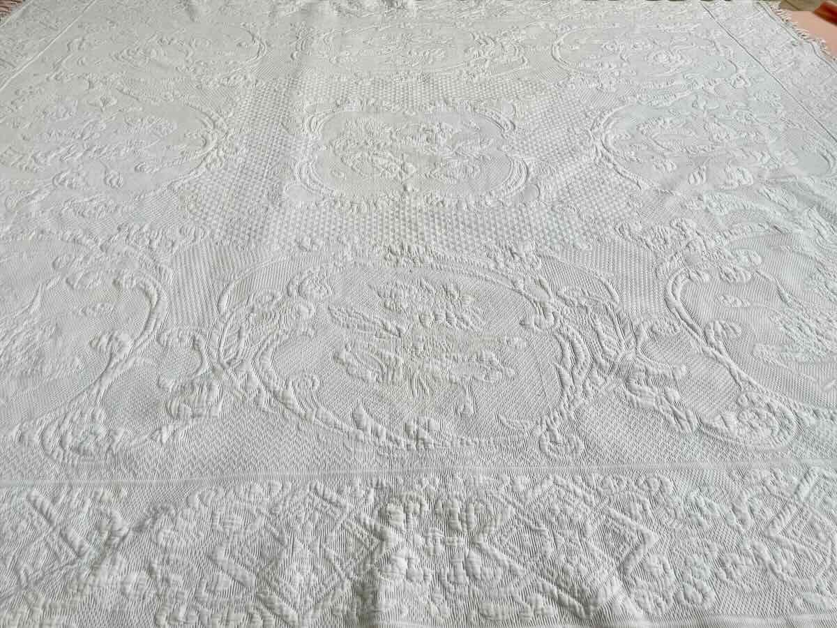 Superbe Couverture En Piqué Blanc, Imposant Relief : Motifs Floraux Et Arabesques- Linge Ancien-photo-4