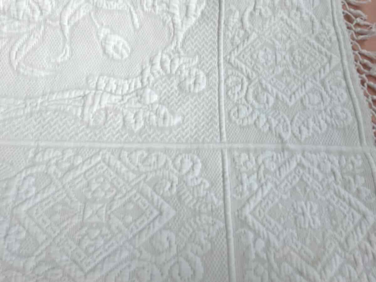 Superbe Couverture En Piqué Blanc, Imposant Relief : Motifs Floraux Et Arabesques- Linge Ancien-photo-1