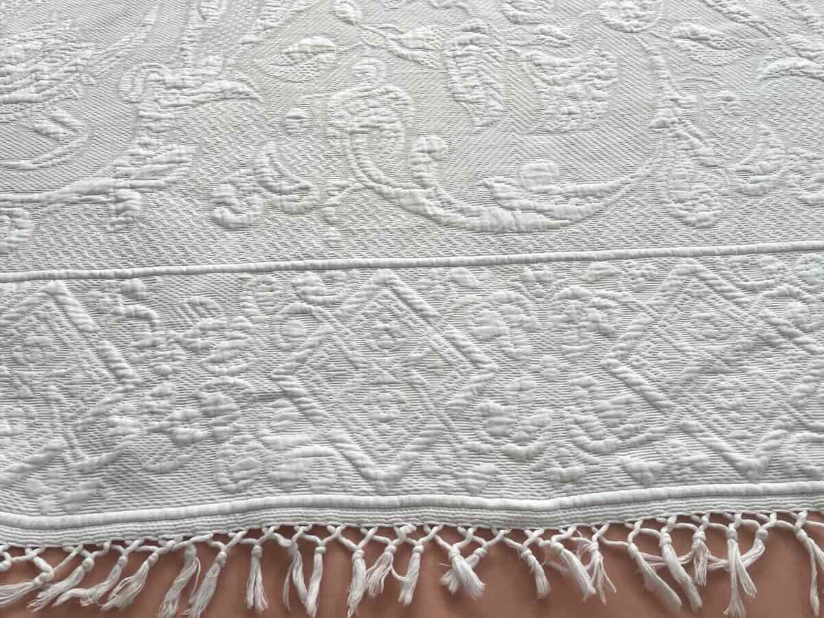 Superbe Couverture En Piqué Blanc, Imposant Relief : Motifs Floraux Et Arabesques- Linge Ancien-photo-2