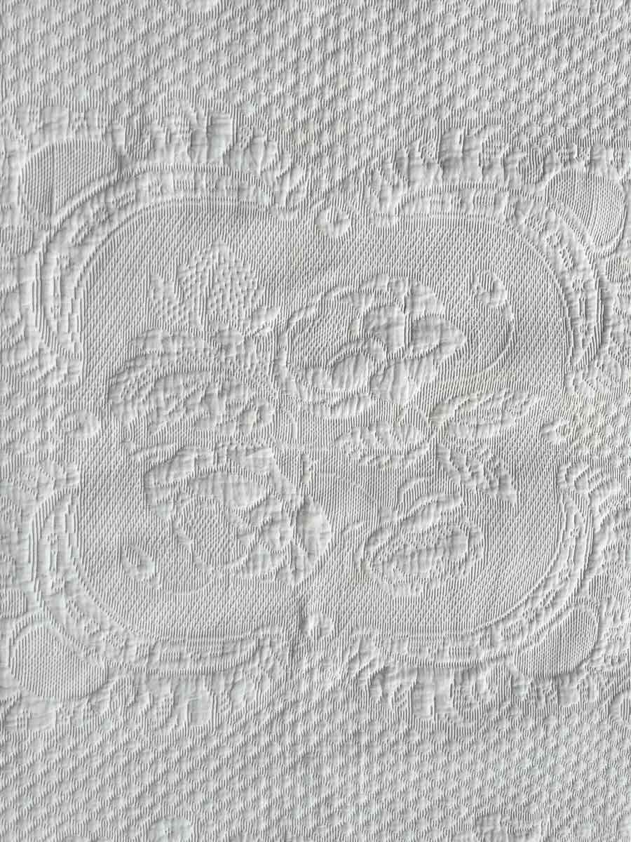 Superbe Couverture En Piqué Blanc, Imposant Relief : Motifs Floraux Et Arabesques- Linge Ancien-photo-4