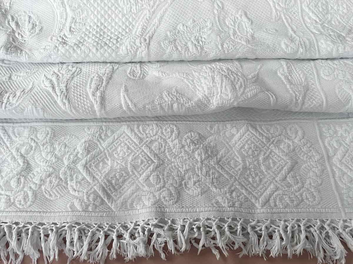 Superbe Couverture En Piqué Blanc, Imposant Relief : Motifs Floraux Et Arabesques- Linge Ancien-photo-5