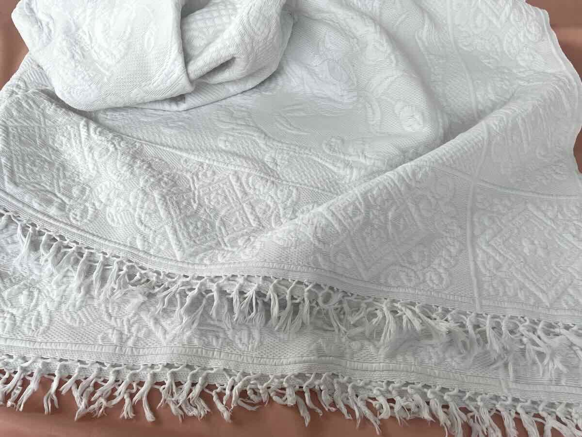 Superbe Couverture En Piqué Blanc, Imposant Relief : Motifs Floraux Et Arabesques- Linge Ancien-photo-6