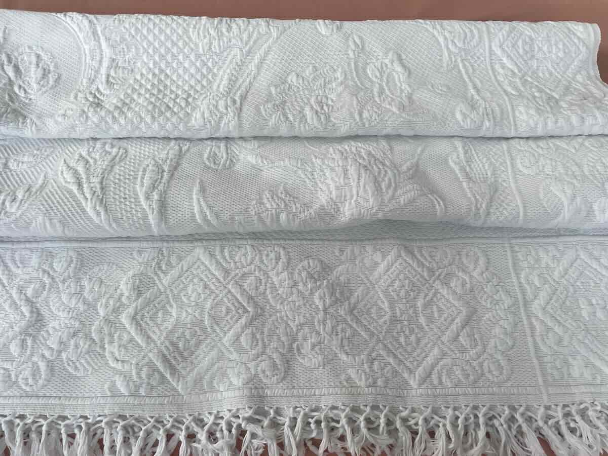 Superbe Couverture En Piqué Blanc, Imposant Relief : Motifs Floraux Et Arabesques- Linge Ancien