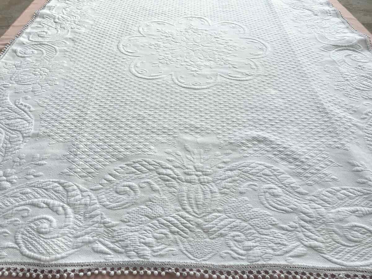 Napoleon III Quilt In White Piqué, Beautiful Relief, Pompom Trim - Antique Linen-photo-2