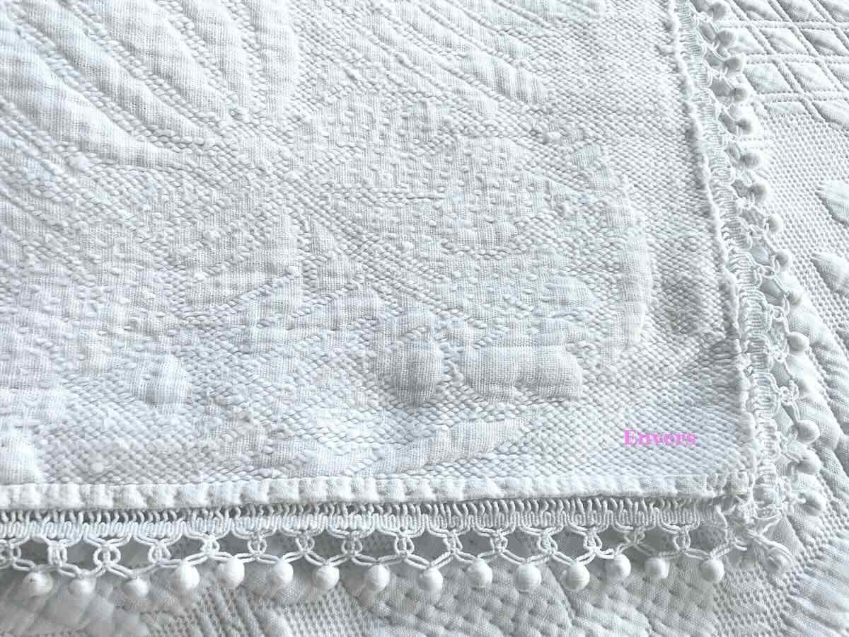 Napoleon III Quilt In White Piqué, Beautiful Relief, Pompom Trim - Antique Linen-photo-3