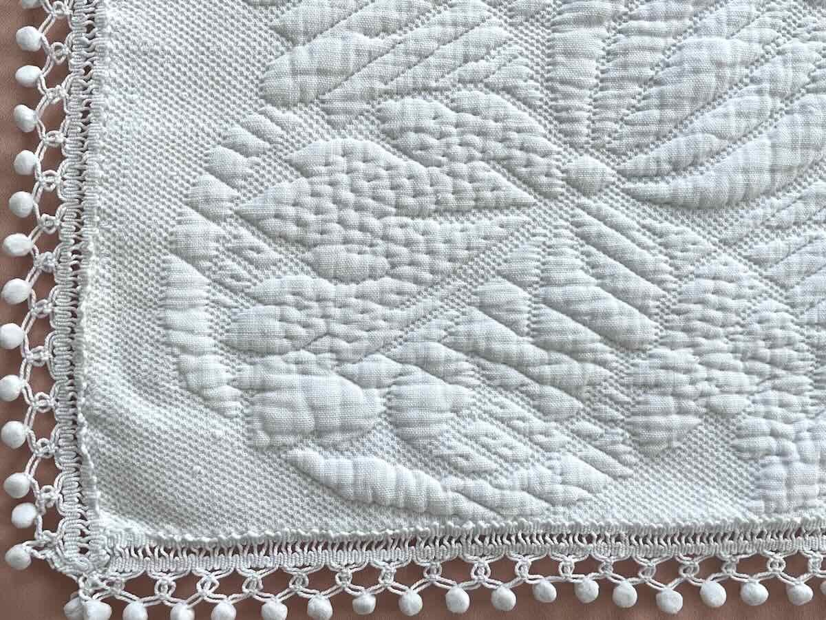 Napoleon III Quilt In White Piqué, Beautiful Relief, Pompom Trim - Antique Linen-photo-2