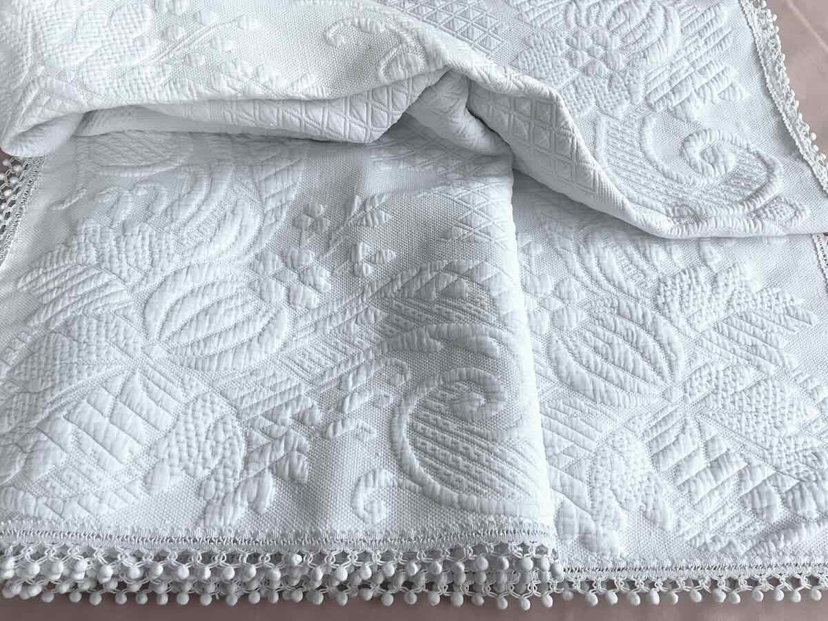 Napoleon III Quilt In White Piqué, Beautiful Relief, Pompom Trim - Antique Linen-photo-3