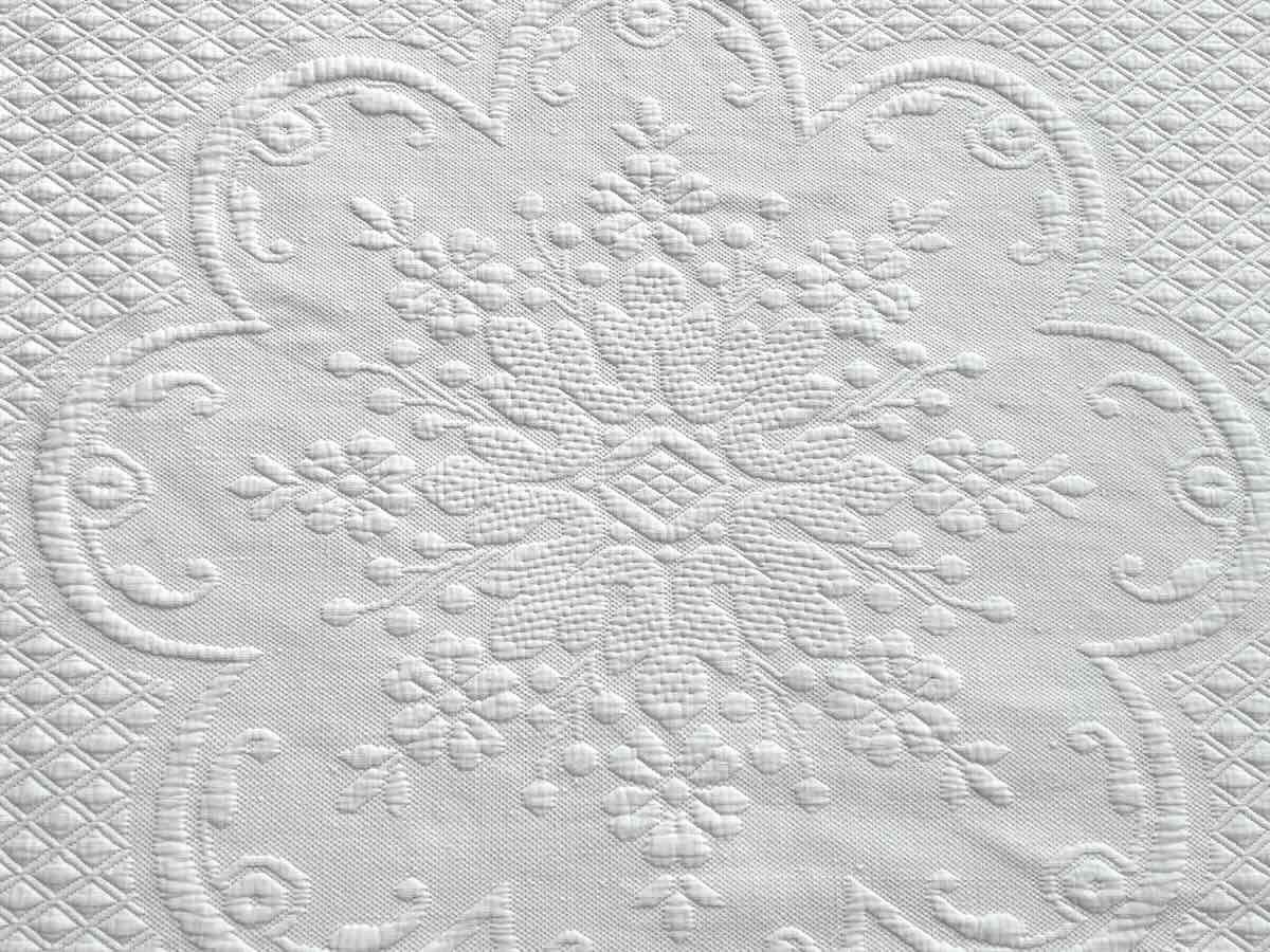 Napoleon III Quilt In White Piqué, Beautiful Relief, Pompom Trim - Antique Linen-photo-4