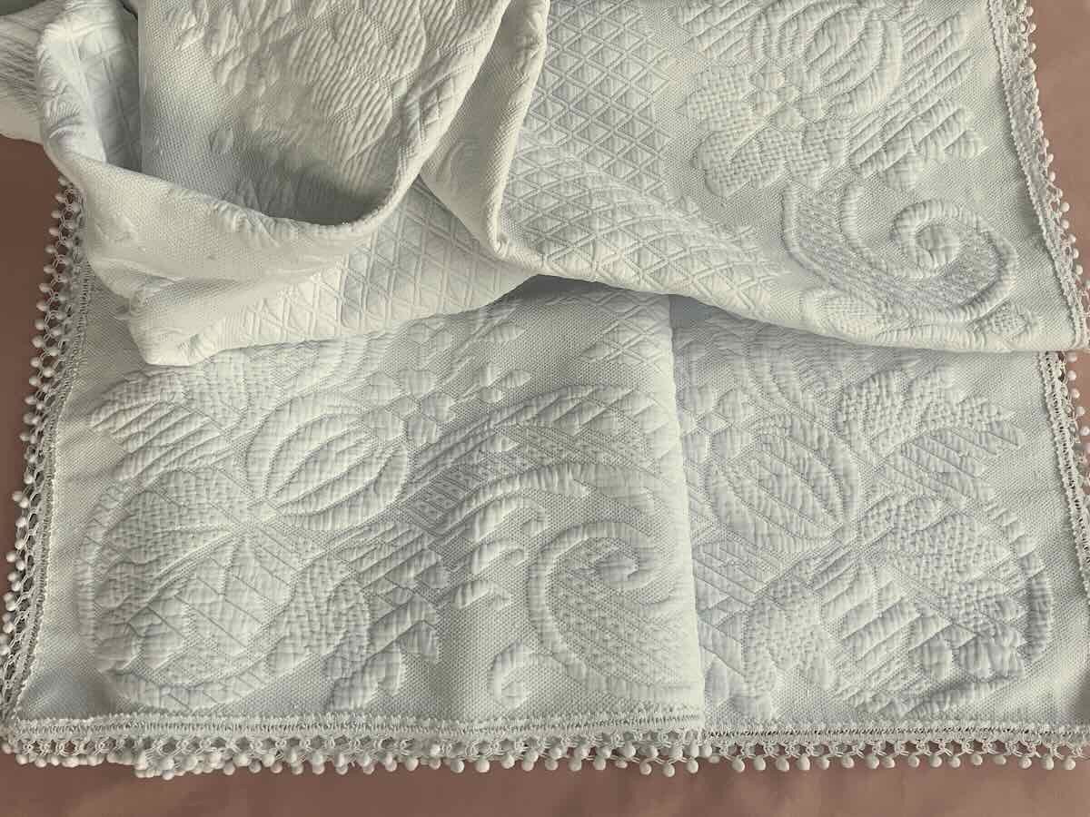 Napoleon III Quilt In White Piqué, Beautiful Relief, Pompom Trim - Antique Linen-photo-5