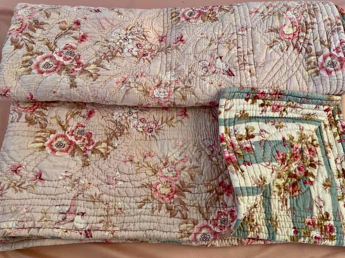 Grande Couverture Piquée XIXe Siècle: Deux Faces Aux Motifs Fleuris Différents- Linge Ancien-photo-2