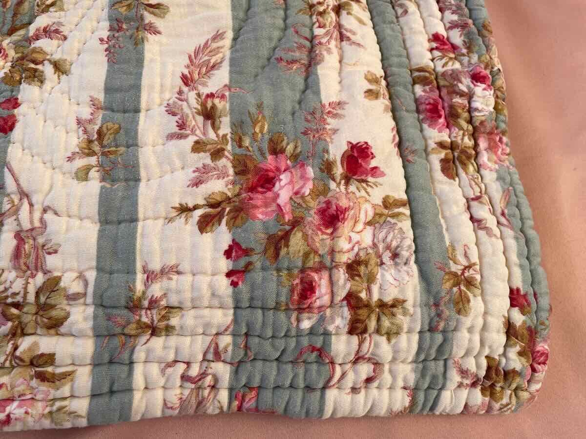 Grande Couverture Piquée XIXe Siècle: Deux Faces Aux Motifs Fleuris Différents- Linge Ancien-photo-1