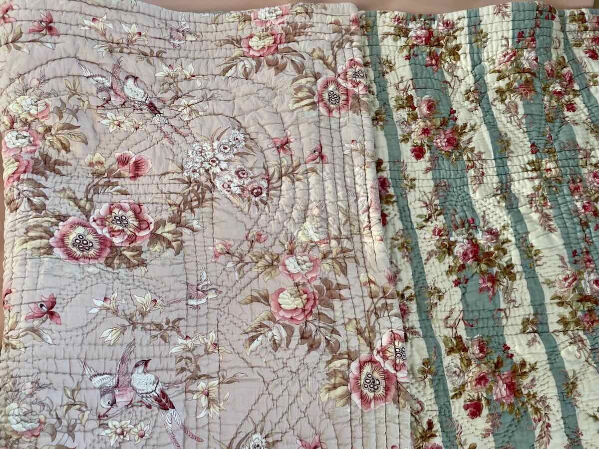 Grande Couverture Piquée XIXe Siècle: Deux Faces Aux Motifs Fleuris Différents- Linge Ancien-photo-3