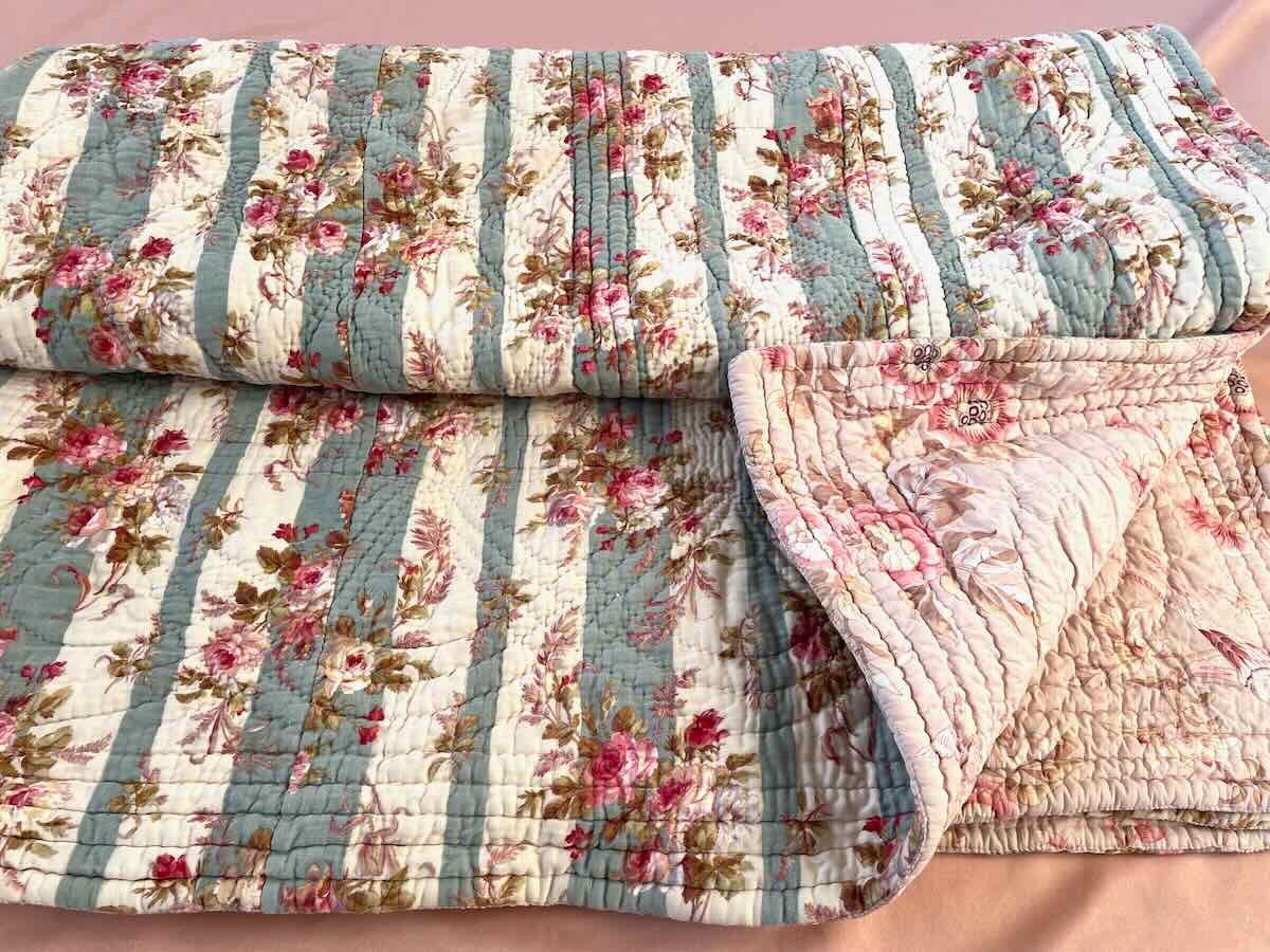 Grande Couverture Piquée XIXe Siècle: Deux Faces Aux Motifs Fleuris Différents- Linge Ancien