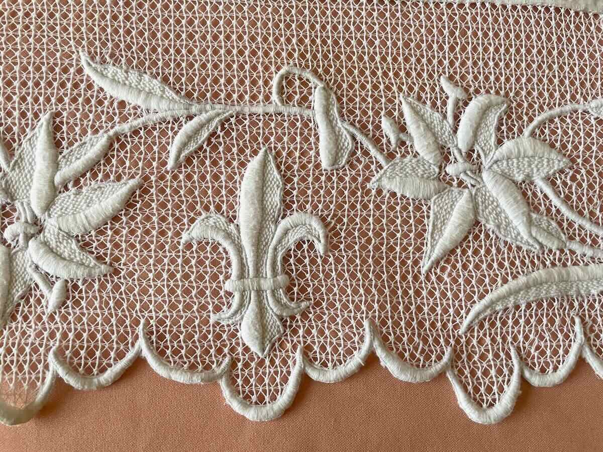 Superb Hand Embroidered Headband, Lily Flowers, Flowering Branches On Fine Lace - Antique Linen-photo-3