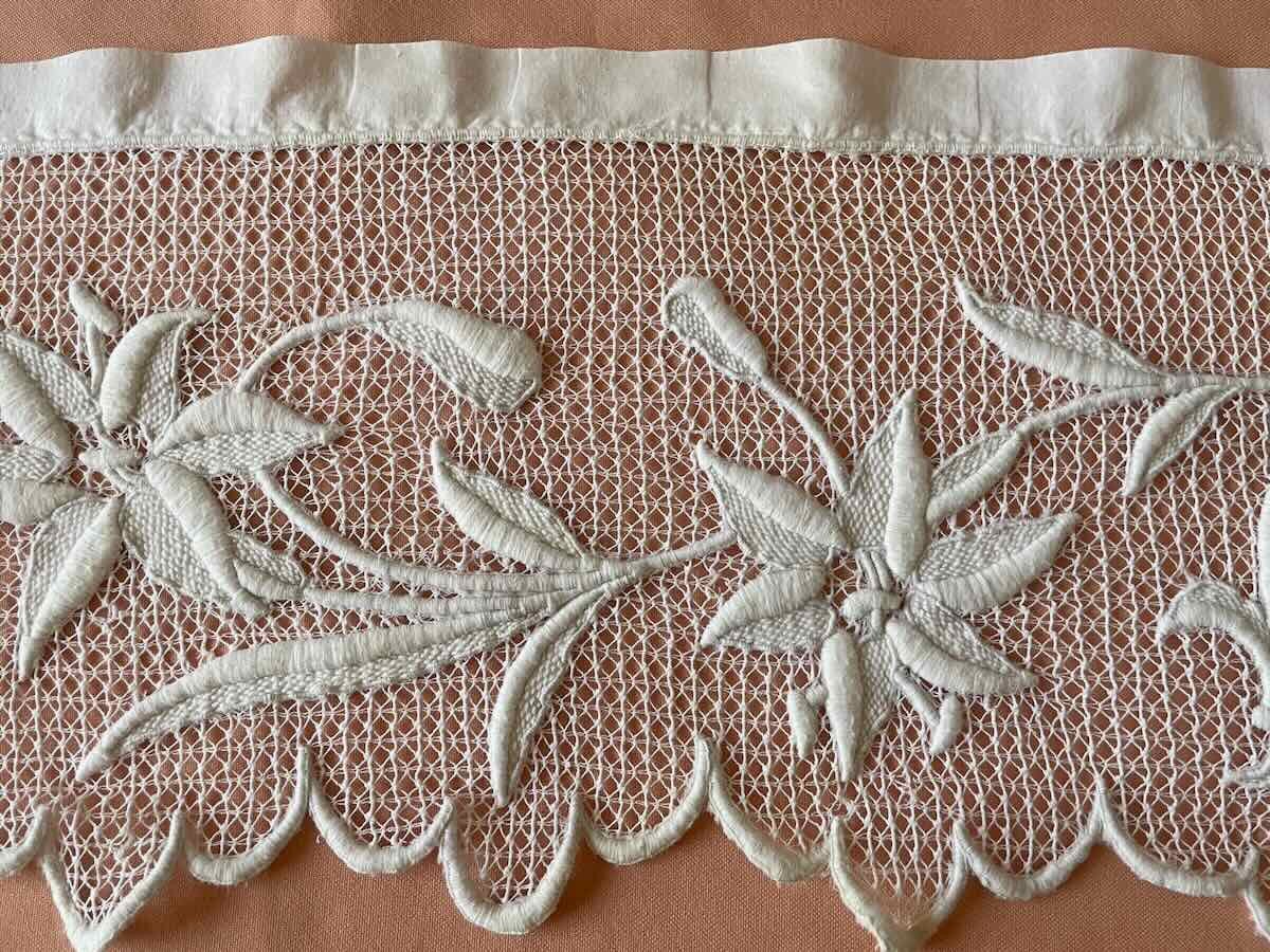 Superb Hand Embroidered Headband, Lily Flowers, Flowering Branches On Fine Lace - Antique Linen-photo-4