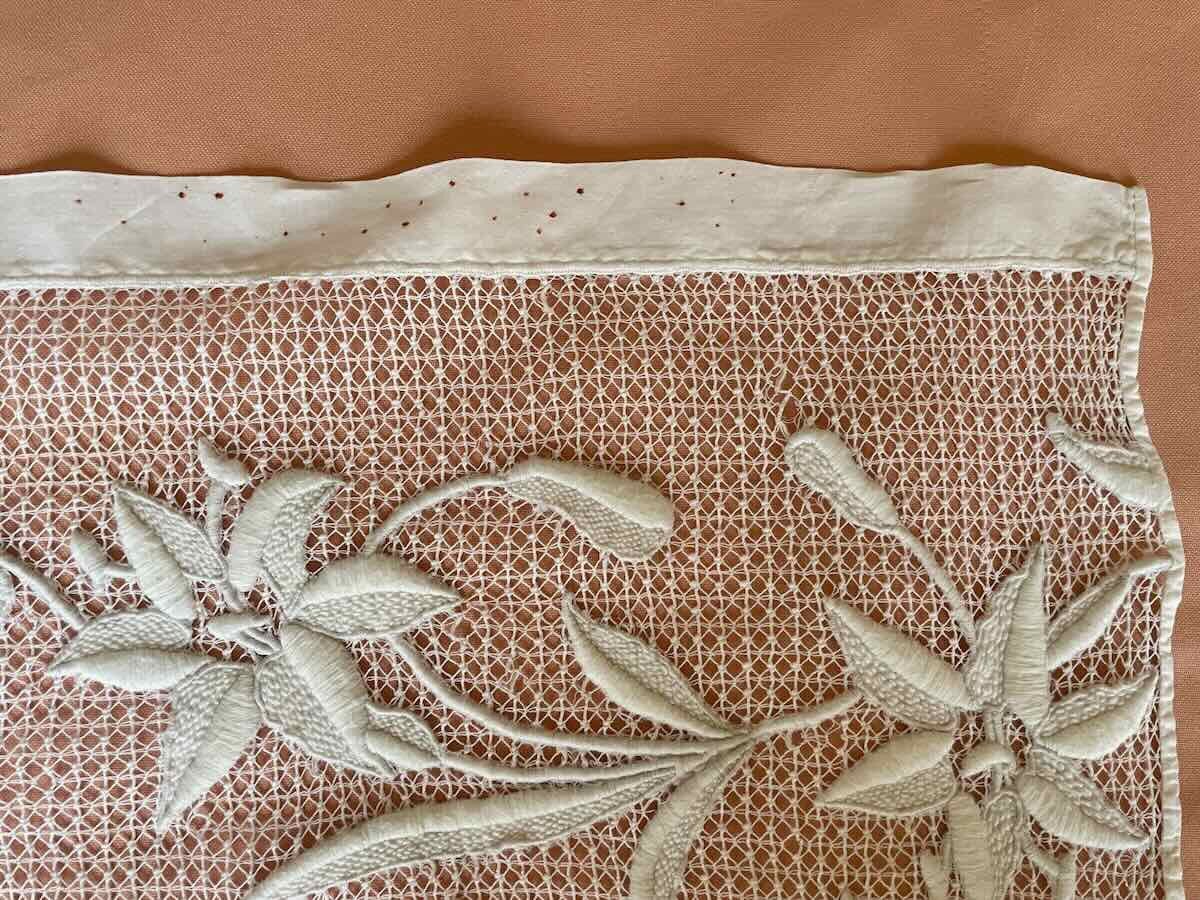 Bandeau Brodé Main, Fleurs De Lys,Branchages Fleuris Sur Fine Dentelle- Linge Ancien-photo-1