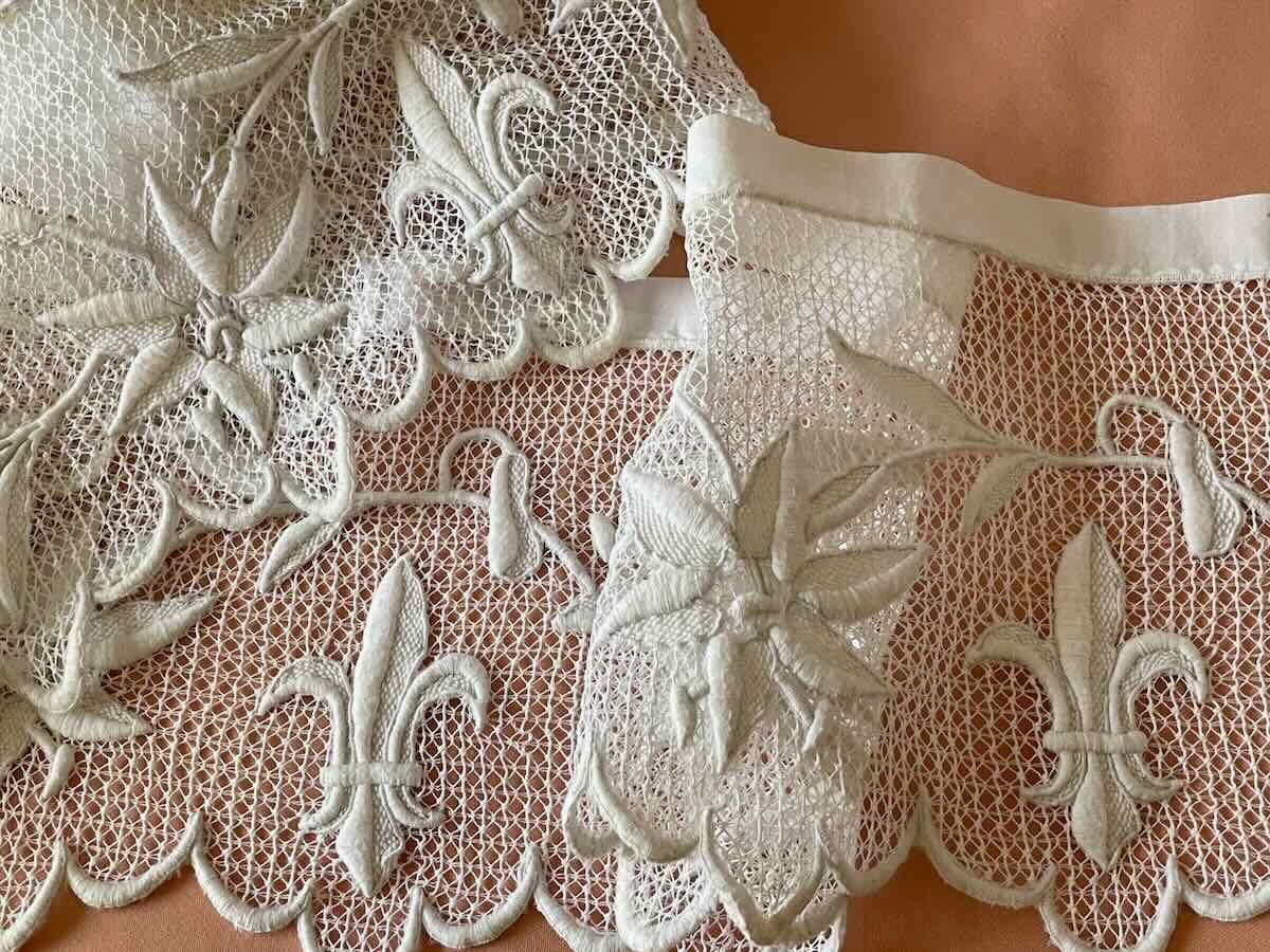 Bandeau Brodé Main, Fleurs De Lys,Branchages Fleuris Sur Fine Dentelle- Linge Ancien-photo-2