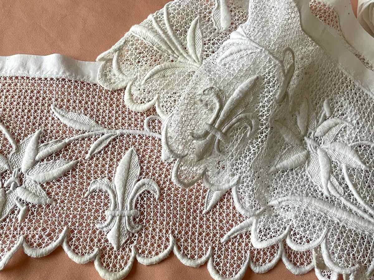 Bandeau Brodé Main, Fleurs De Lys,Branchages Fleuris Sur Fine Dentelle- Linge Ancien