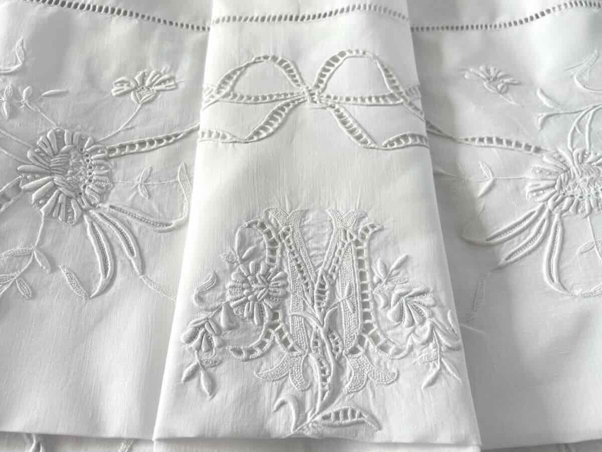 Parure : 1  Grand Drap Et 1 Taie Avec Broderies Fleuries, Mono MY Sur Fil De Lin- Linge Ancien-photo-3